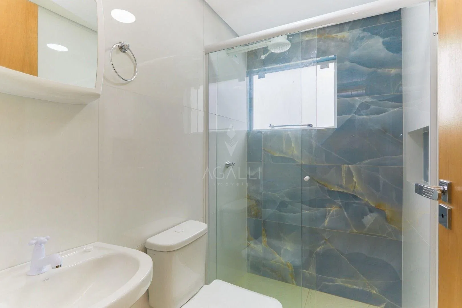 25 m² unfurnished studio with glass shower stall — photo 4