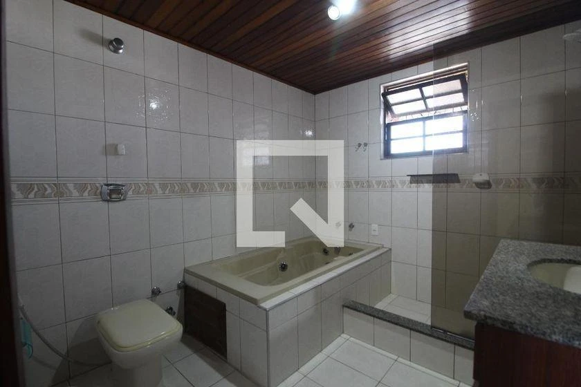 265 m² house with a home office and a bathtub — photo 13