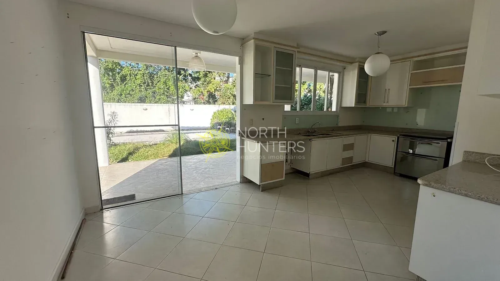 House with 4 bedrooms and shared pool area — photo 15