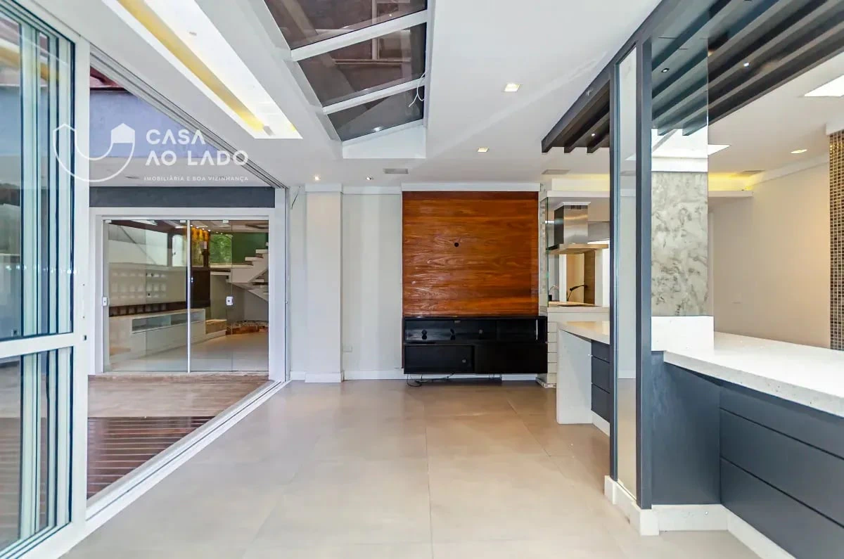 Balcony with a grill in a 3-bedroom house, 264 m² — photo 21