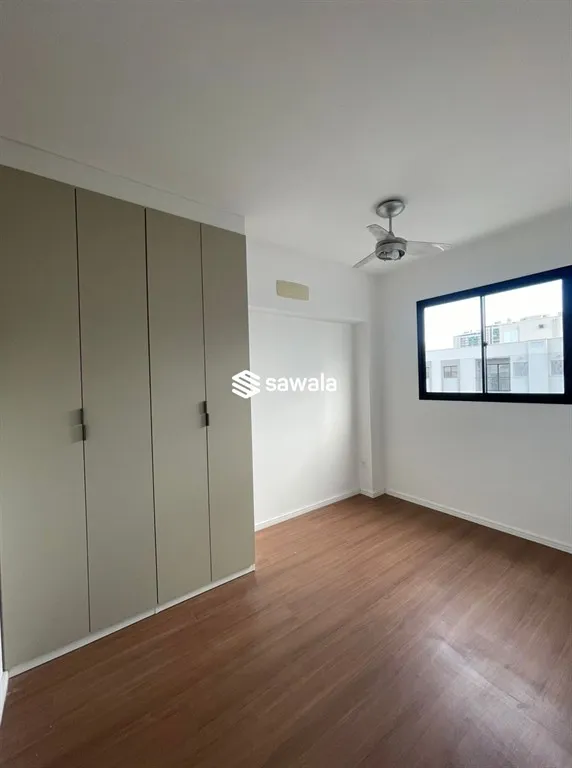 2-bedroom apartment with wood or laminate floors — photo 4