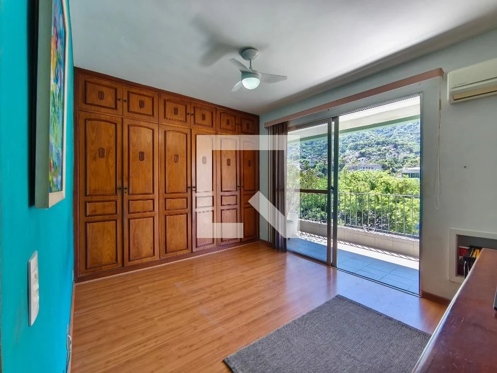 Furnished 4-bedroom apartment with balcony — photo 21