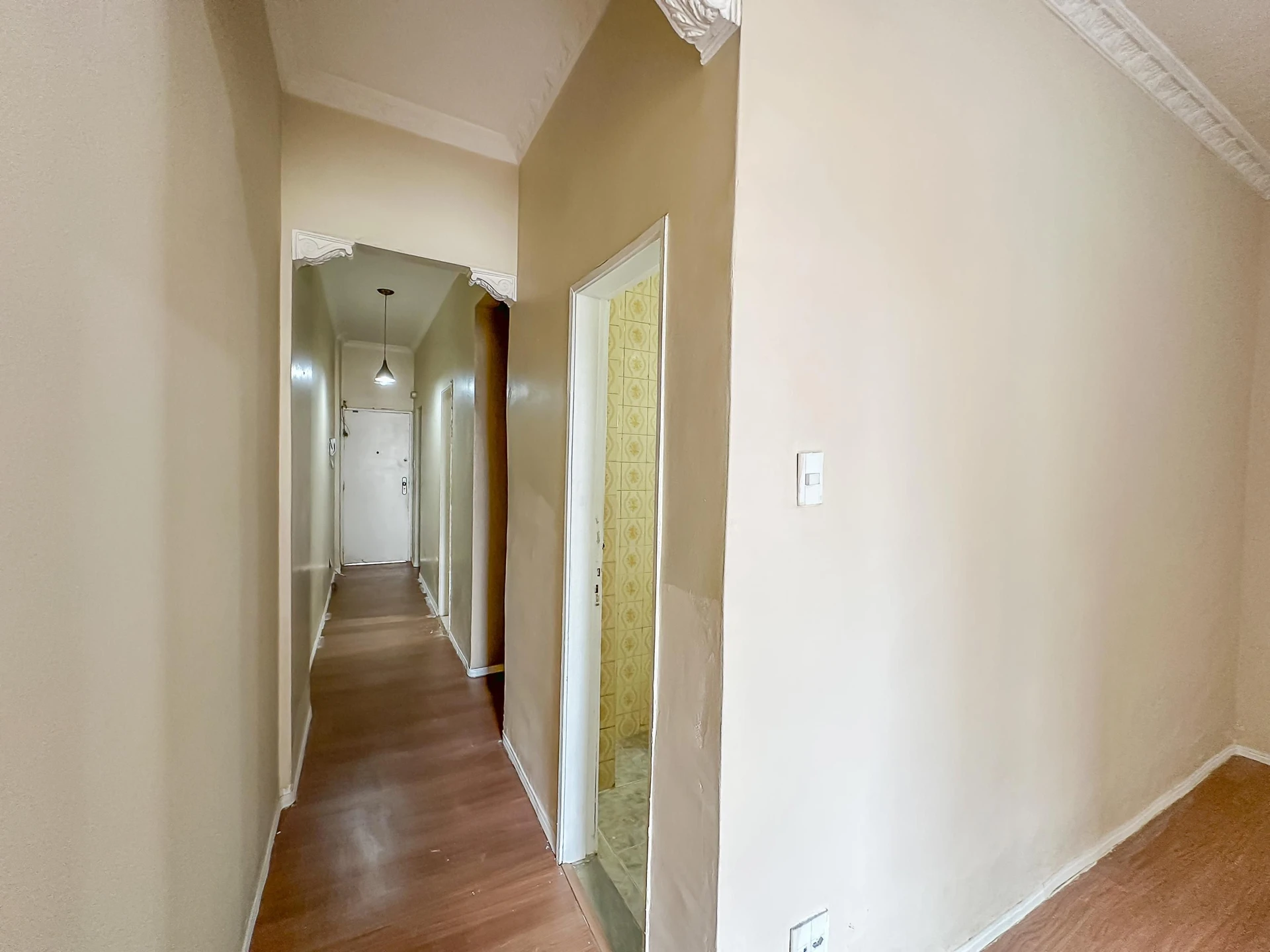 Wood or laminate floors in a one-bedroom apartment, 62 m² — photo 31