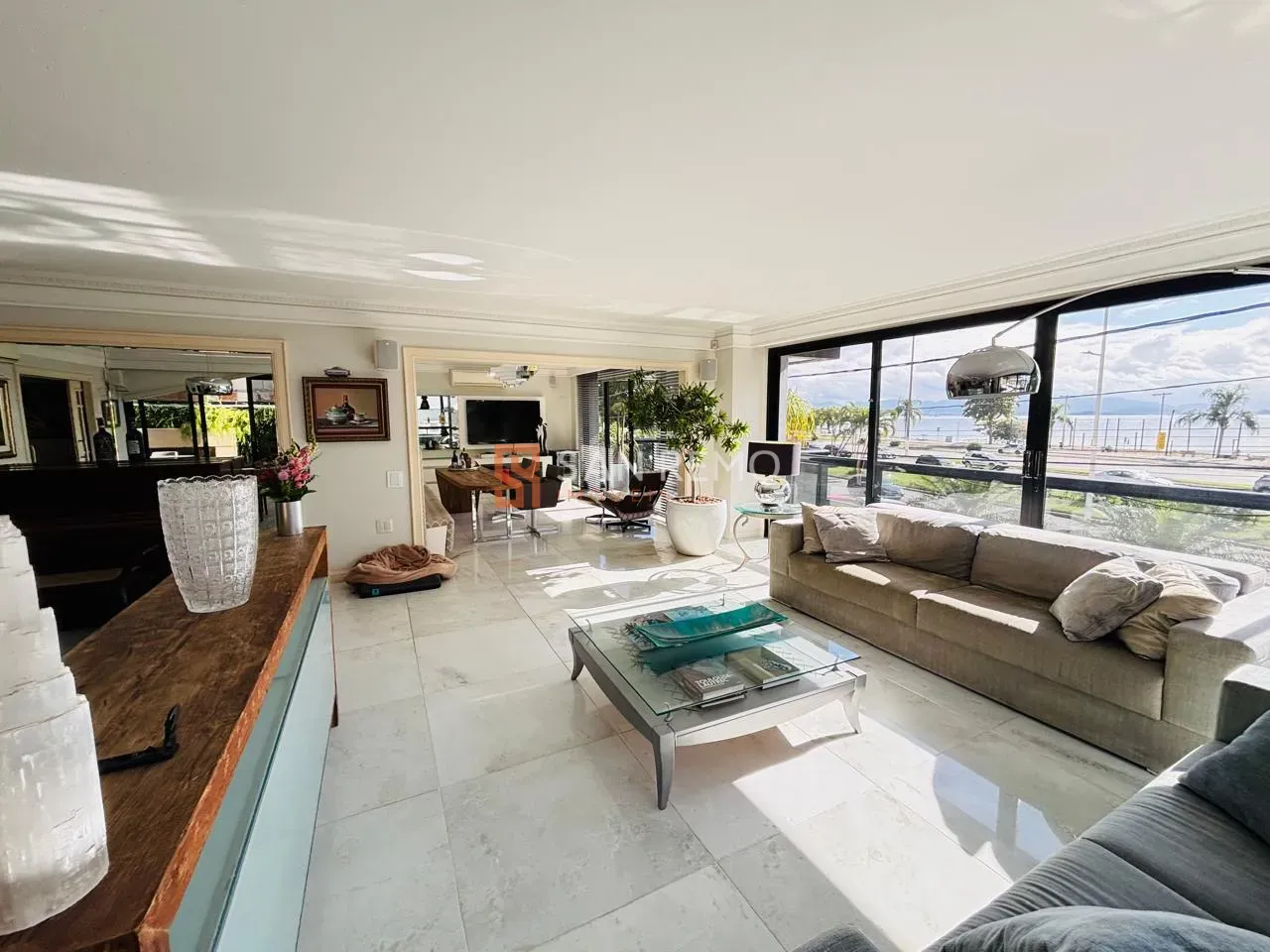 Garden apartment with 3 en-suite bedrooms and 241 m²