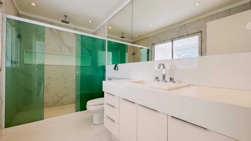3-bedroom apartment in a building with a pool — photo 11