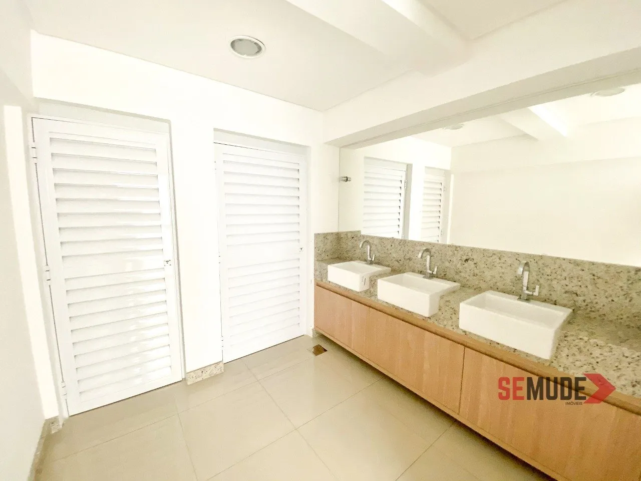 Balcony with a grill in a 2-bedroom apartment, 66 m² — photo 17