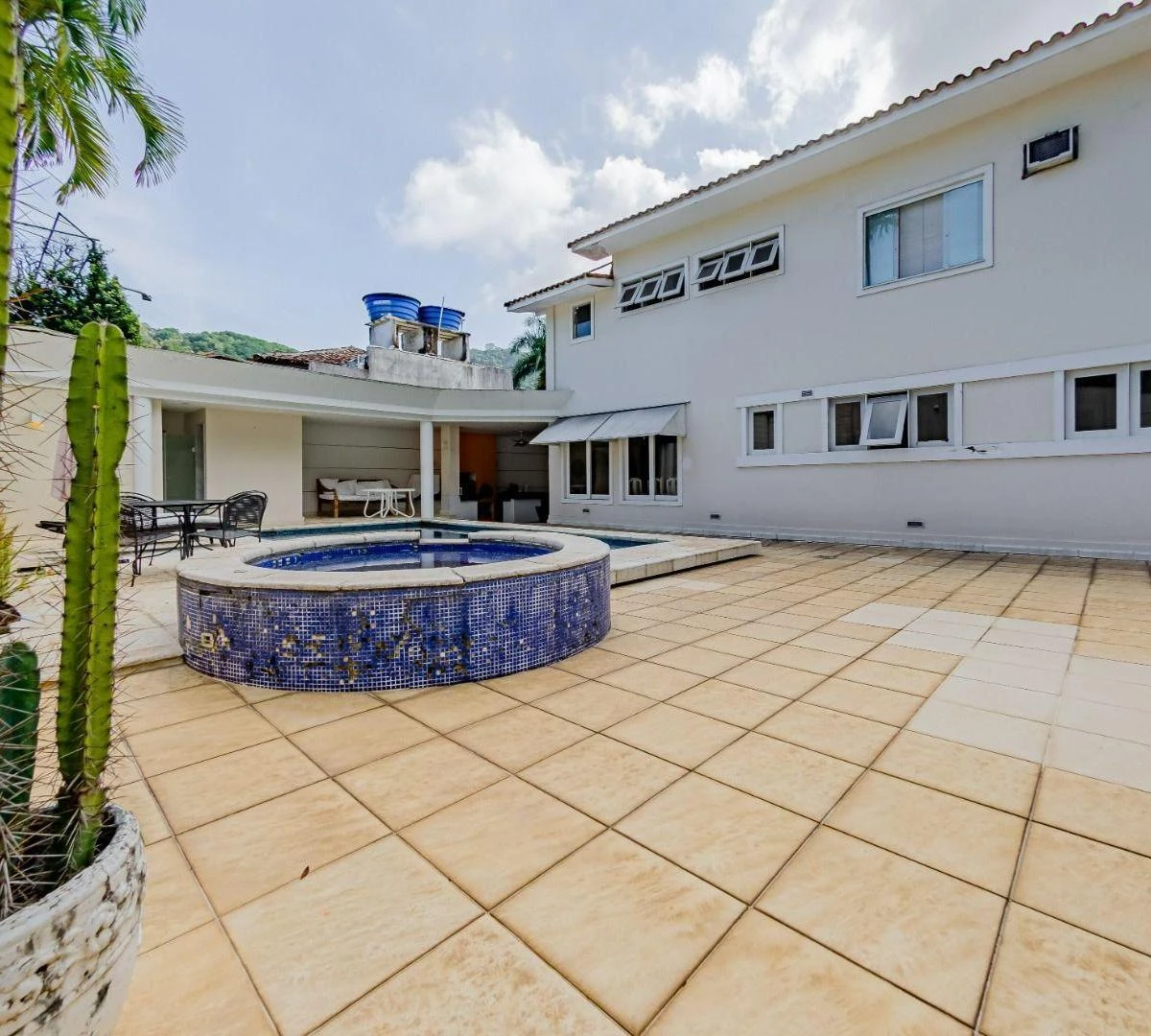 Furnished house with 6 bedrooms and 690 m² — photo 40