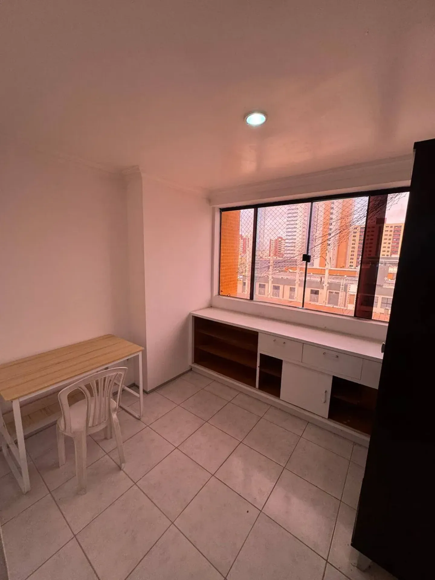 4-bedroom apartment in a building with a pool — photo 24