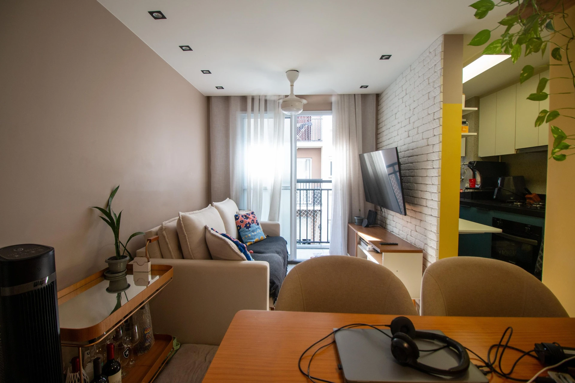 One-bedroom apartment in a building with a gym — photo 7