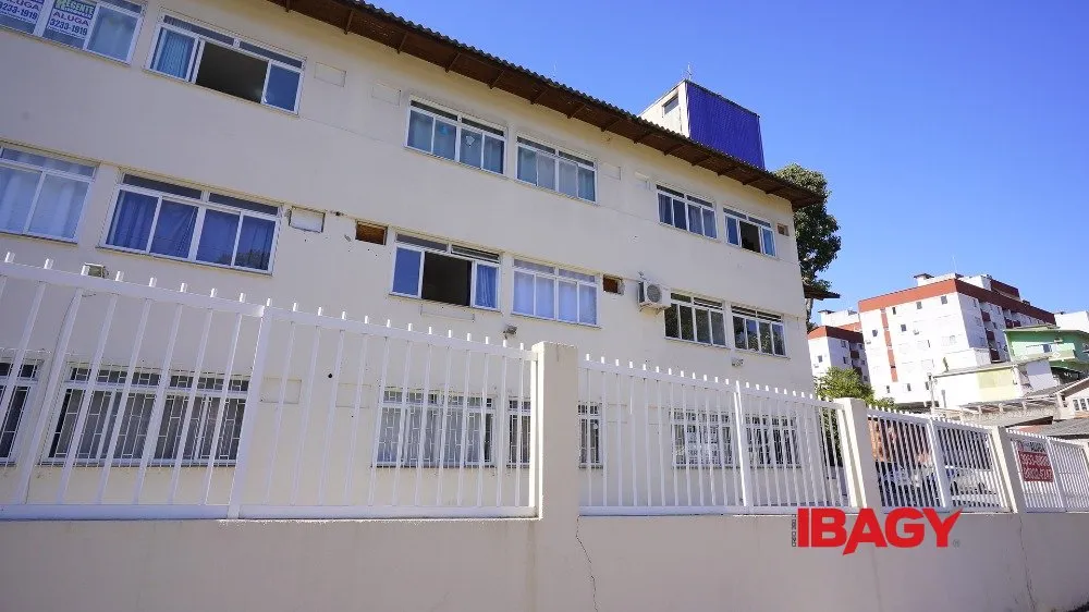 1-bedroom studio with fitted kitchen cabinets, 27 m²