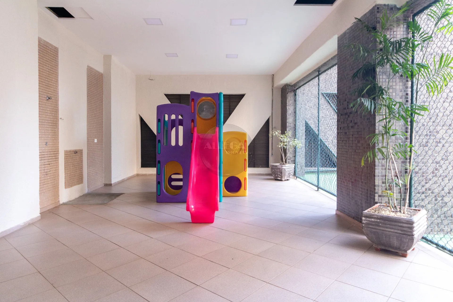 Apartamento com 4 quartos e piso de madeira na sala — photo 64