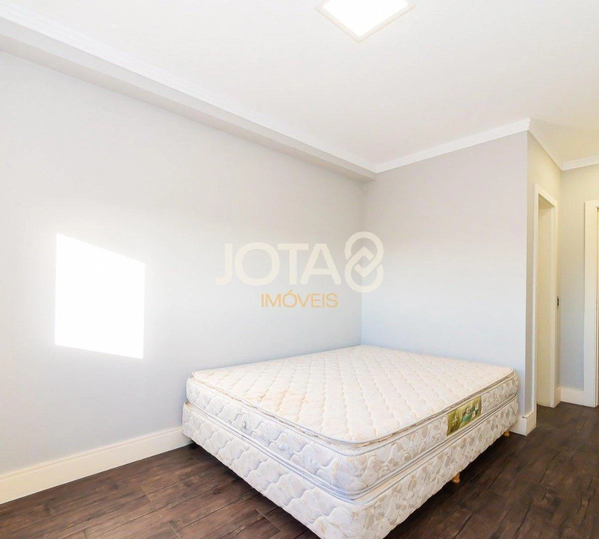 Apartment with 3 en-suite bedrooms and enclosed balcony — photo 29
