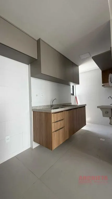 Apartamento sem mobília com 2 quartos e cozinha integrada