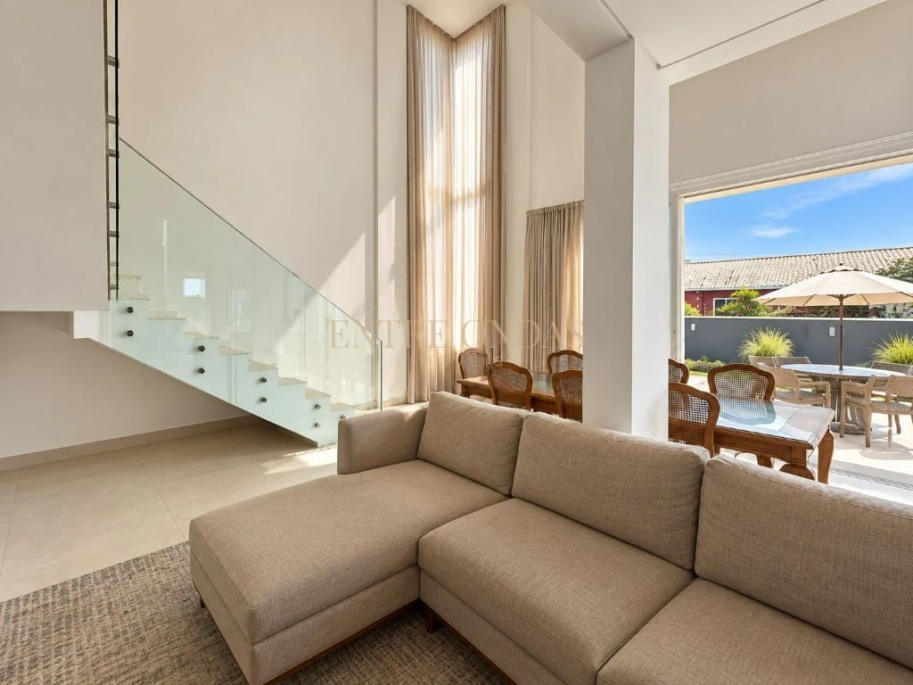 Собственный бассейн и 5 спален: дом 278 м² — photo 9