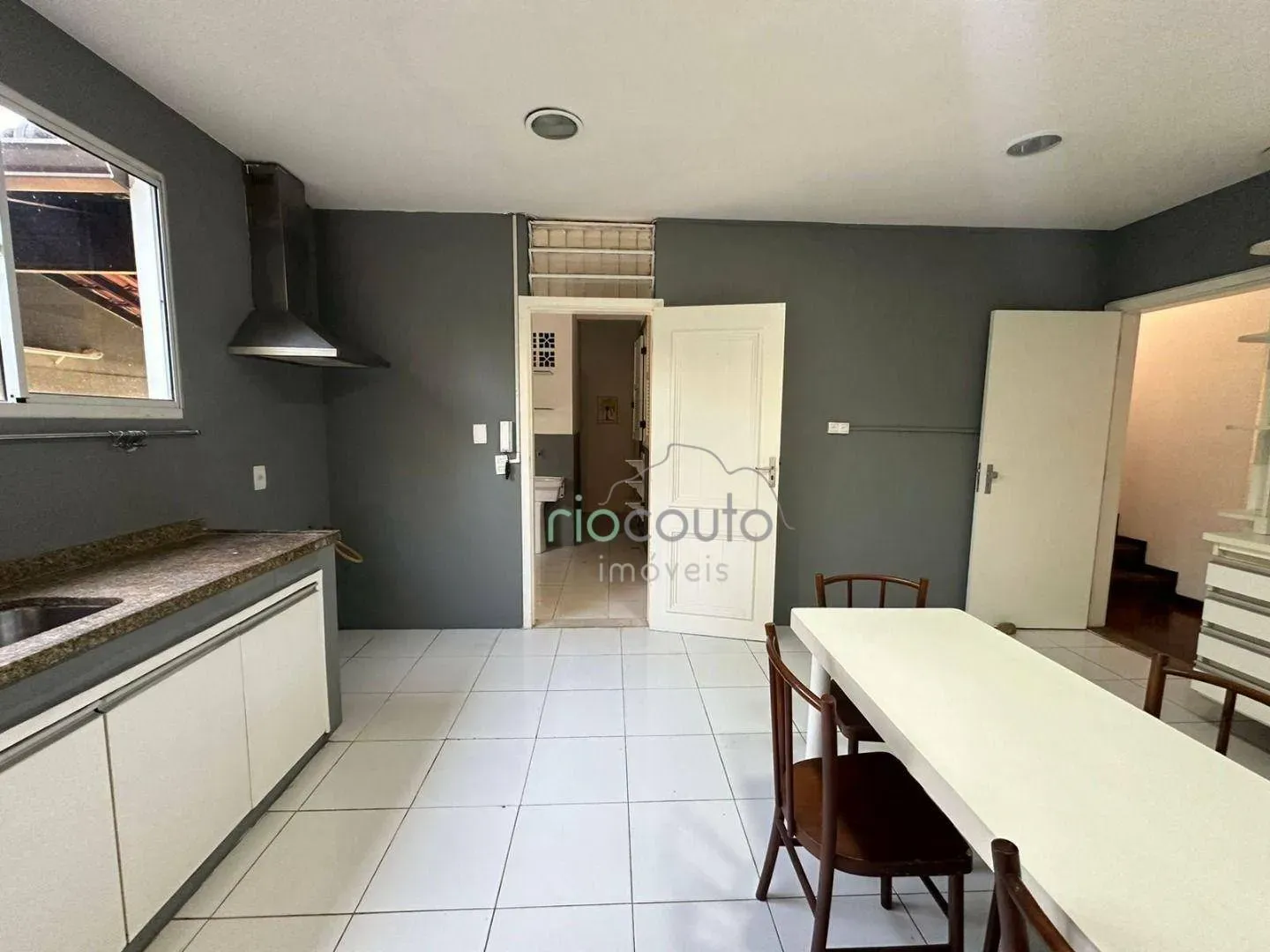 Casa com 5 quartos, 990 m² e 2 vagas, perto das janelas — photo 55