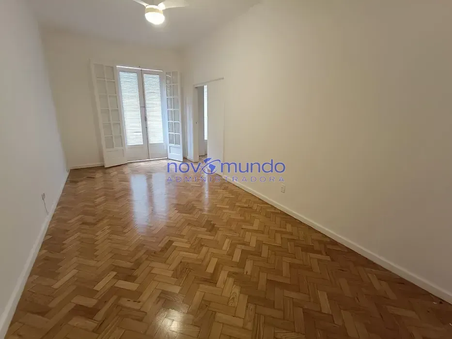 Apartamento de 3 quartos com piso de madeira ou laminado — photo 10