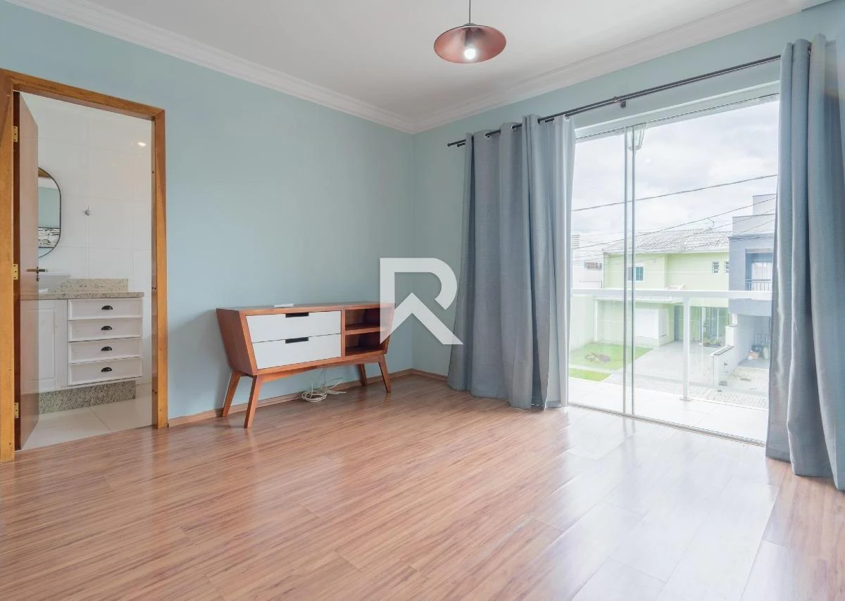 250 m² house with a walk-in closet and a bathtub — photo 13