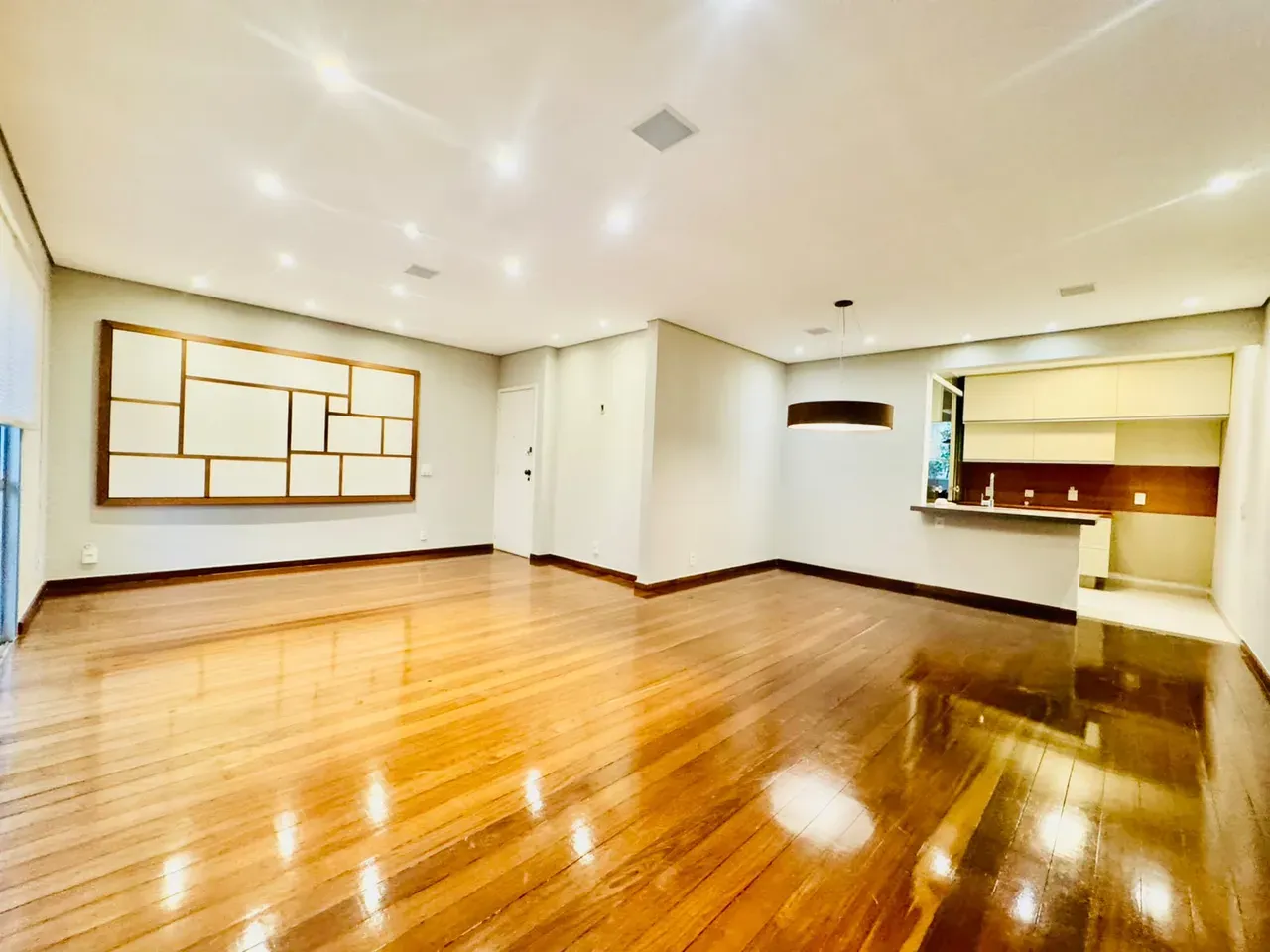 4-bedroom apartment with wood or laminate floors — photo 41