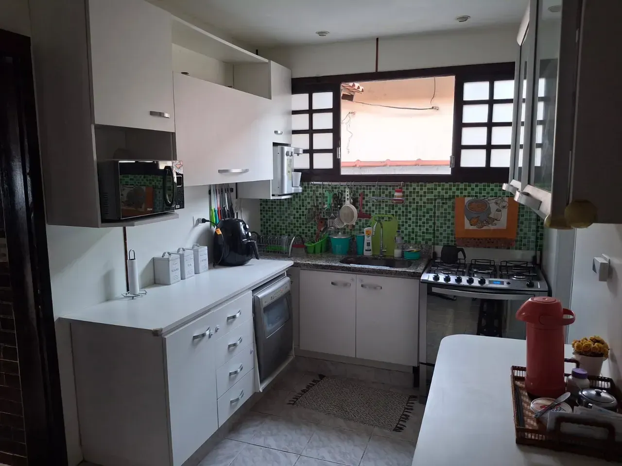 Furnished single-story house with 4 bedrooms and 3 baths — photo 9
