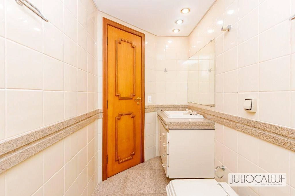 Застеклённый балкон и 3 спальни: квартира 151 м² — photo 35