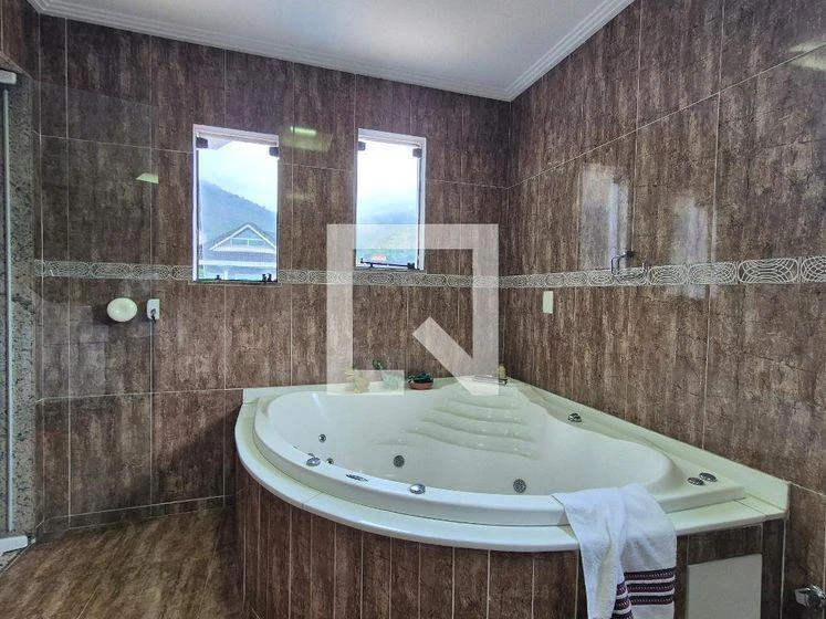 Furnished house, 400 m², with a glass-enclosed balcony — photo 31