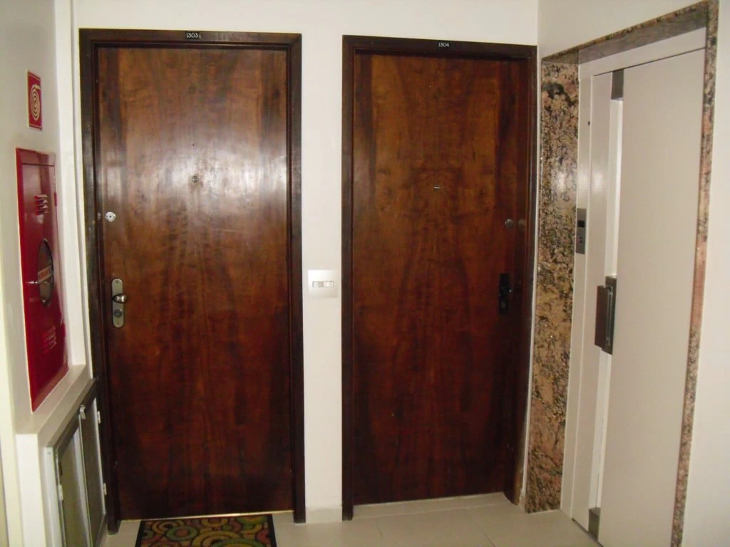 Wood or laminate floors in a 2-bedroom apartment, 122 m² — photo 28