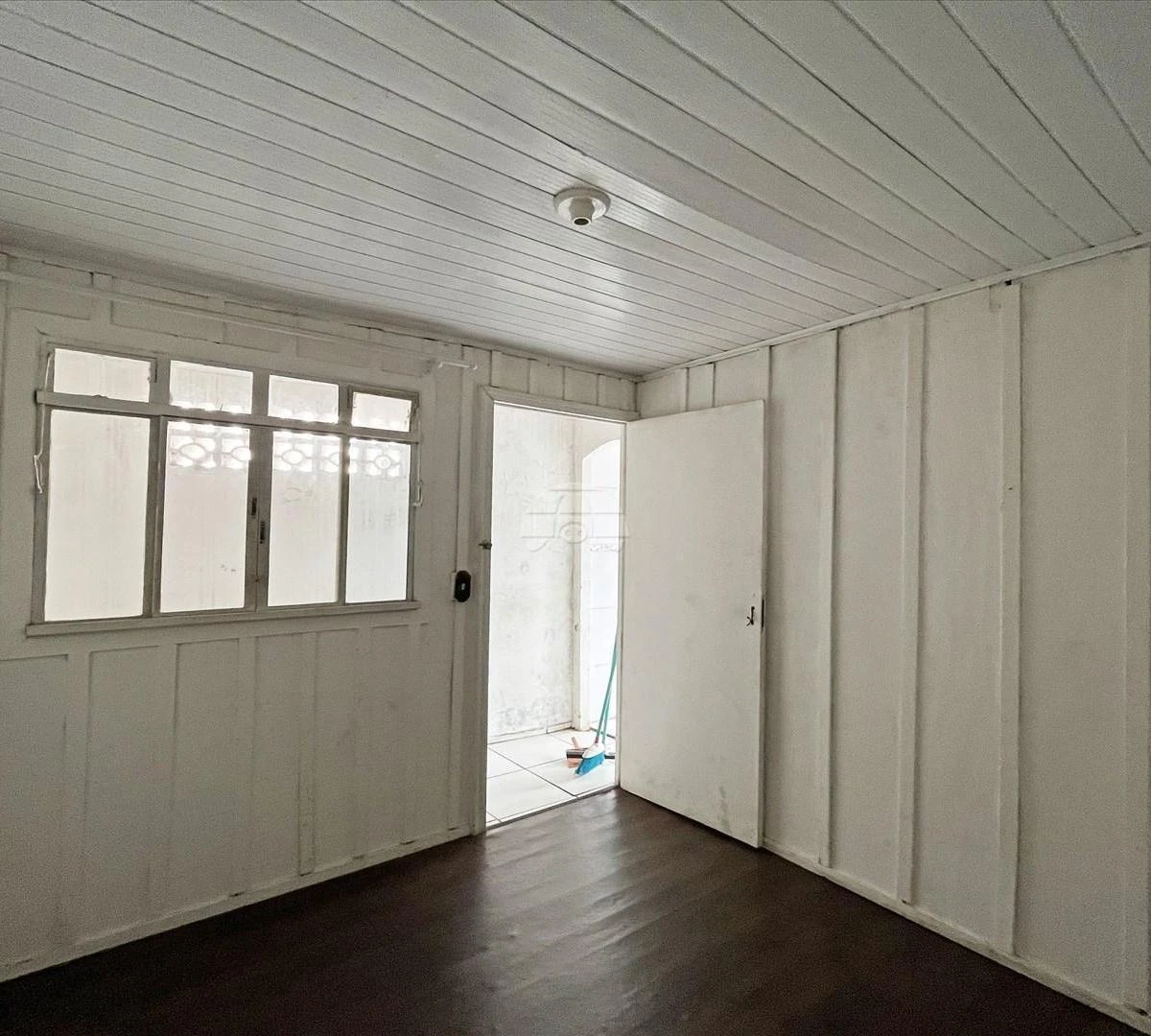 2-bedroom house with wood or laminate floors in Curitiba — photo 11