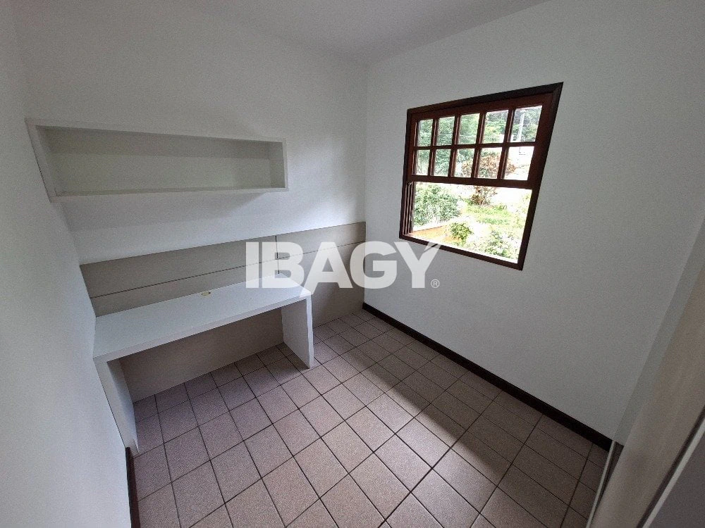 House with 3 bedrooms and a dedicated laundry area — photo 5