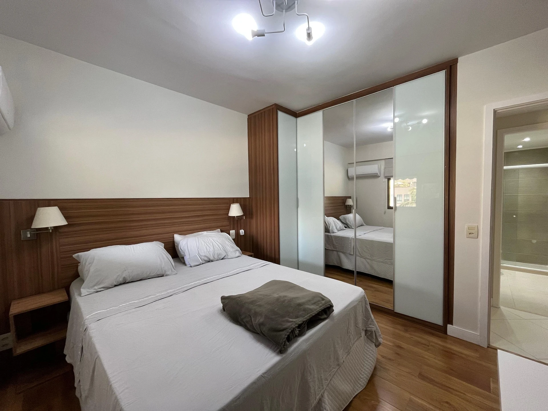 2-bedroom apartment with a glass-enclosed balcony — photo 4