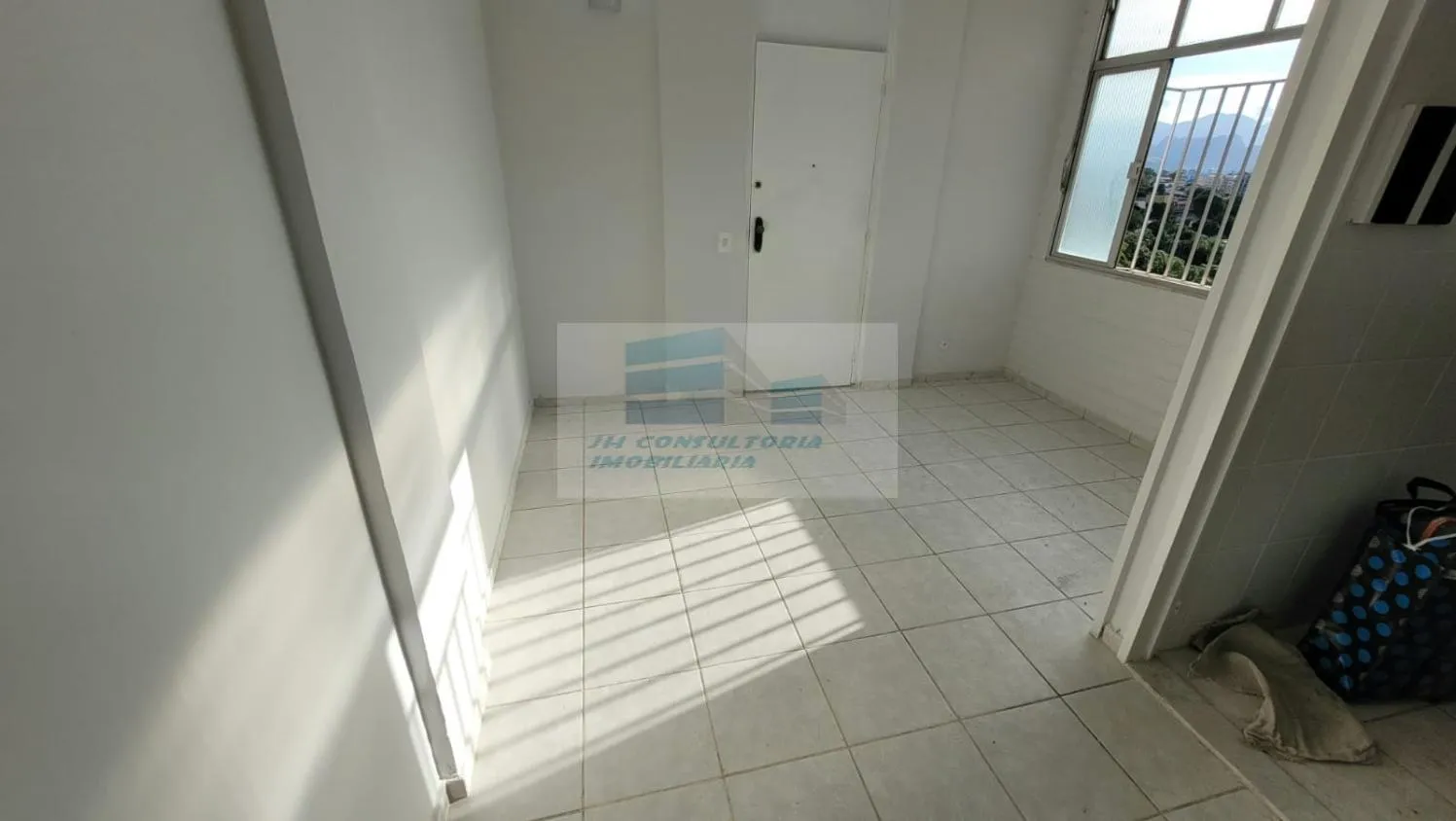 Empty apartment with 2 bedrooms and a gas stove — photo 22