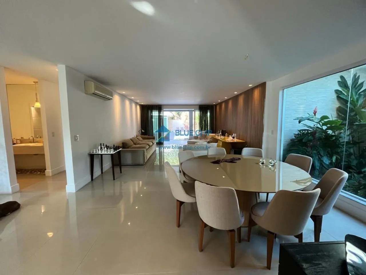Casa mobiliada com cozinha integrada e fogão a gás