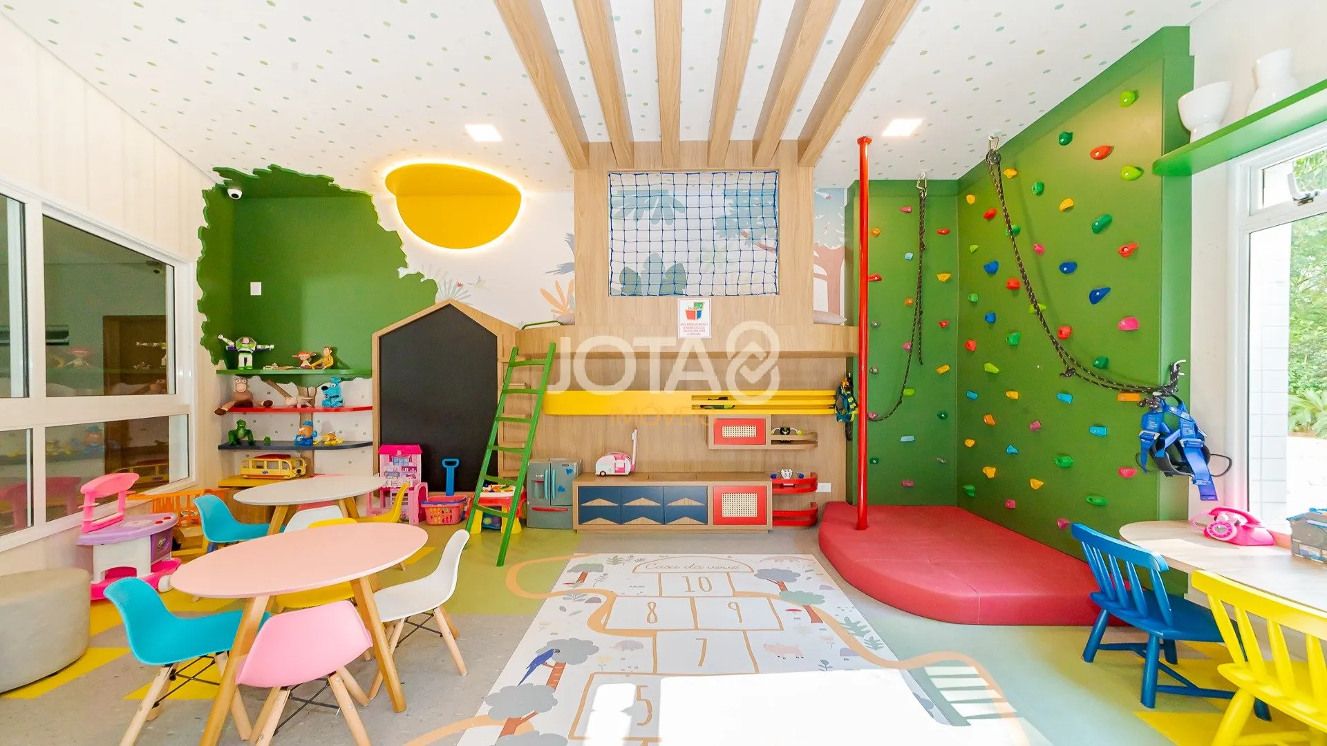 3 en-suite bedroom apartment with balcony and 267 m² — photo 31