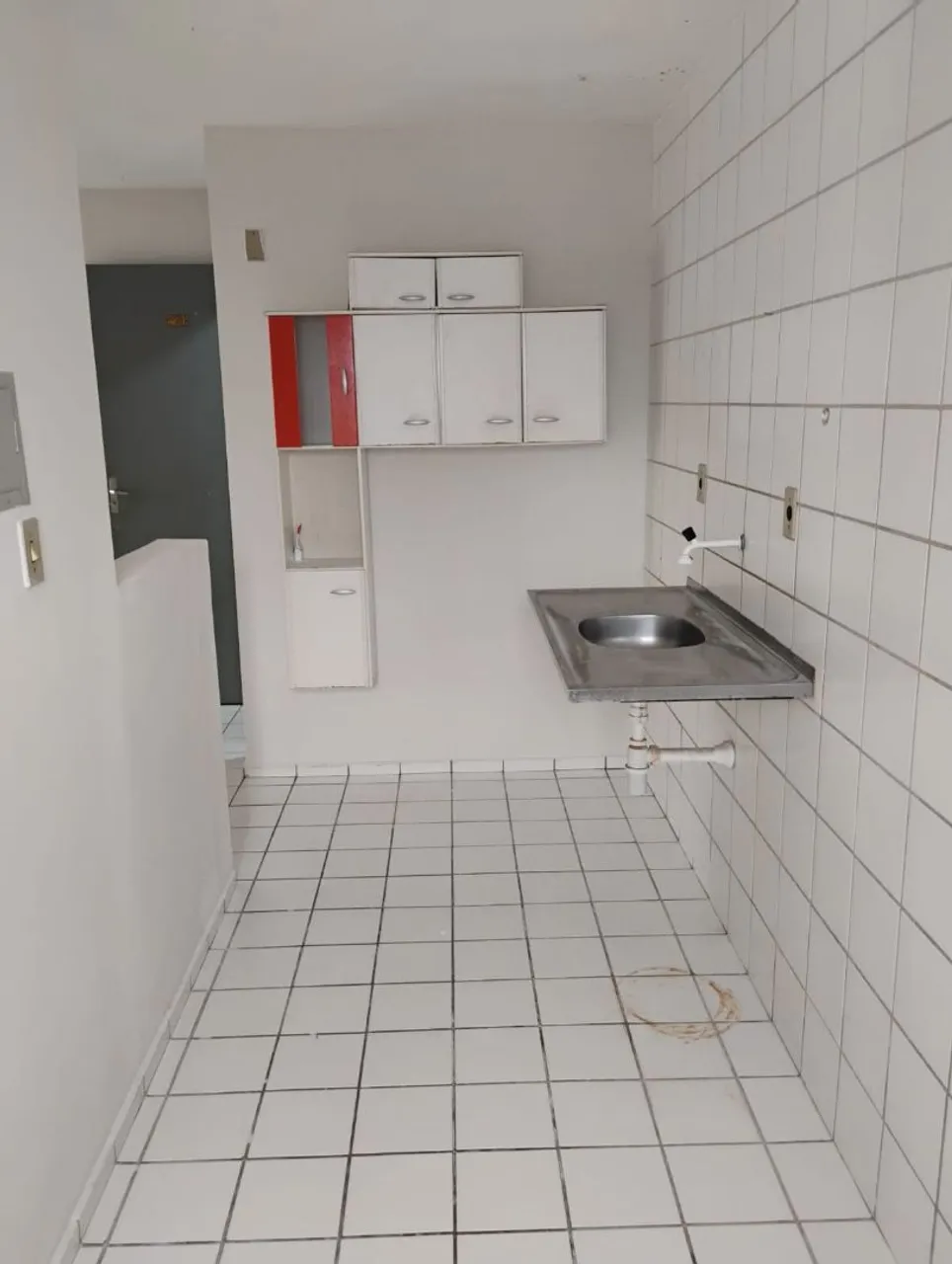 Apartment with fitted kitchen cabinets and laundry area — photo 2