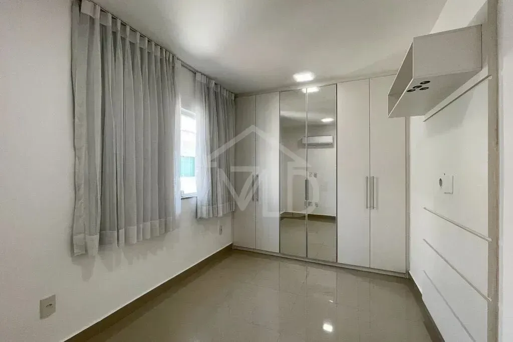 House with 4 bedrooms and an open-plan gas kitchen — photo 13
