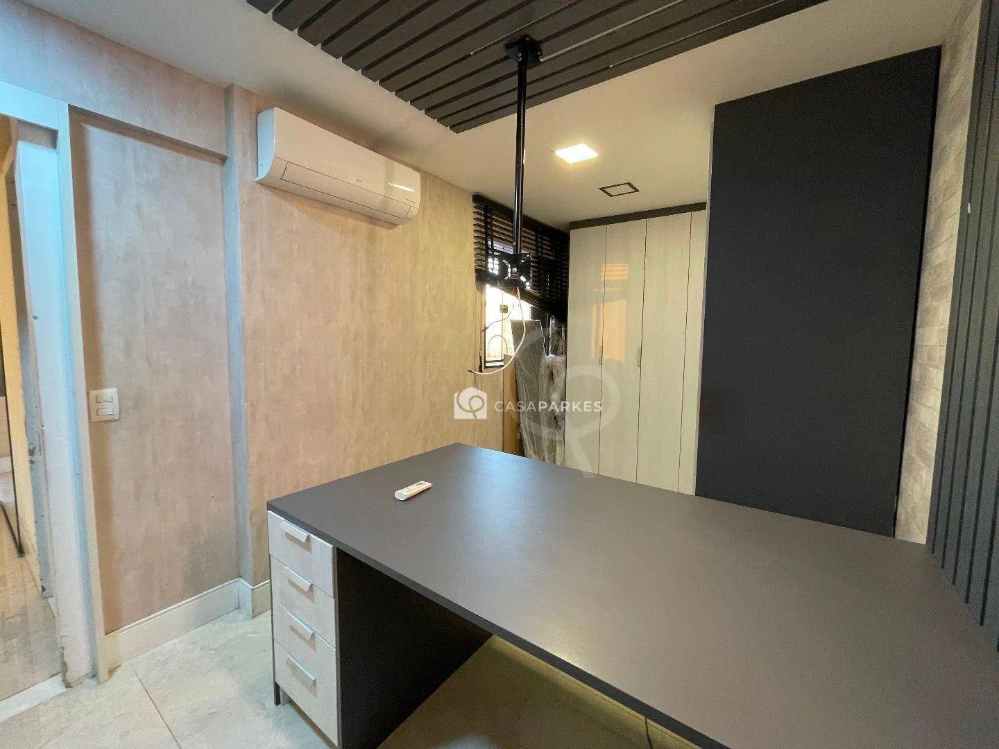 Balcony with a grill in a 3-bedroom apartment, 120 m² — photo 31