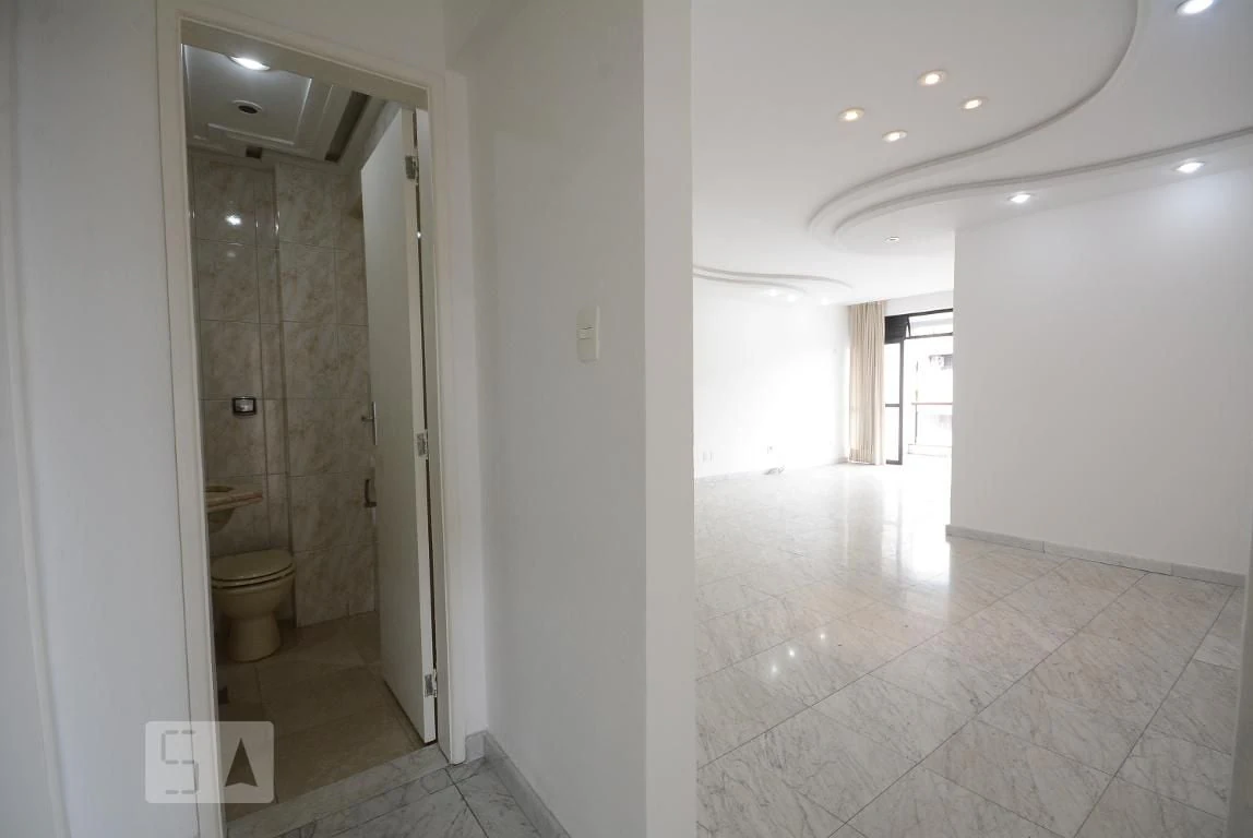 4-bedroom apartment in a building with a pool — photo 4