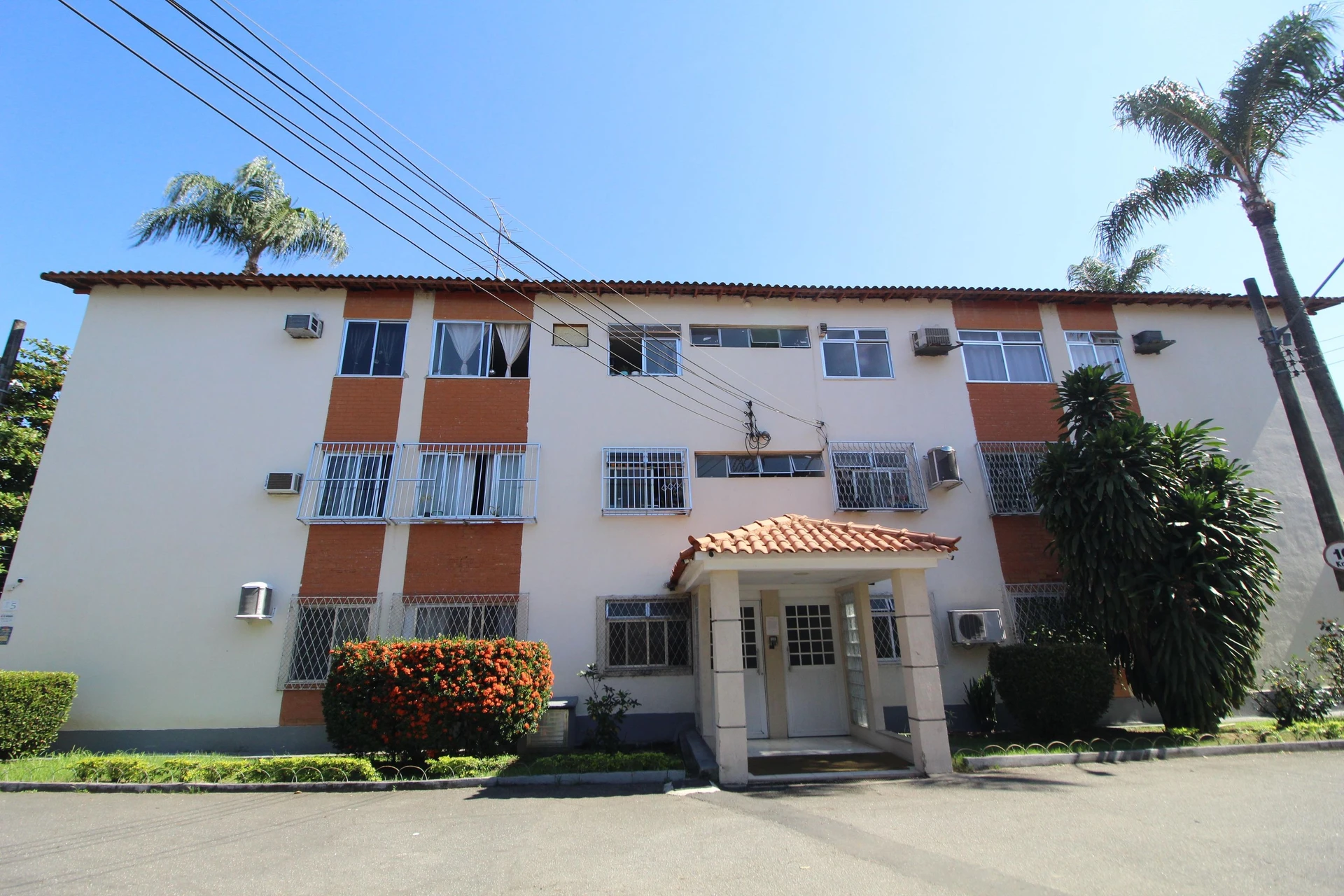 3-bedroom apartment in a building with a pool — photo 29