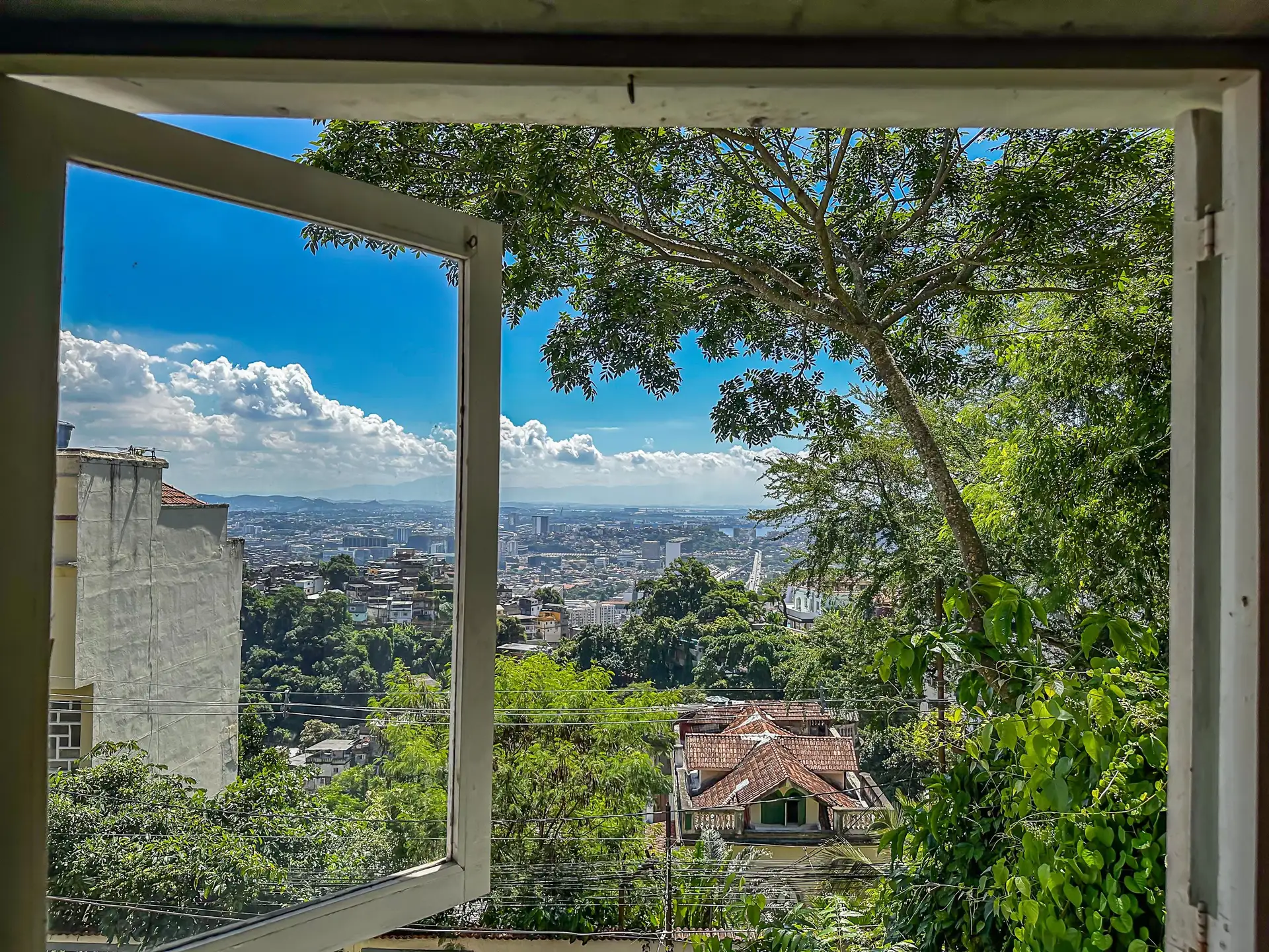 Floor-to-ceiling windows in a 4-bedroom house, 400 m² — photo 58