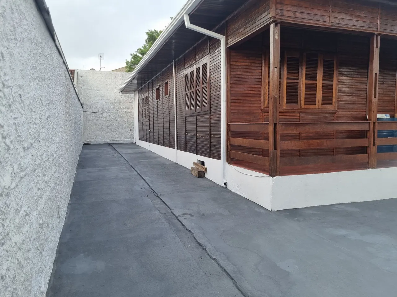 3-bedroom house with wood or laminate floors in Curitiba — photo 19