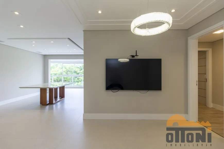Unfurnished 4-bedroom apartment with 5 bathrooms — photo 3