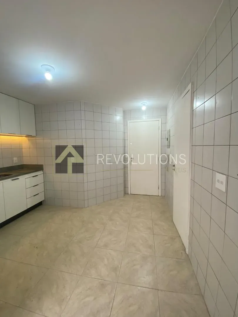3-bedroom apartment with wood or laminate floors — photo 13