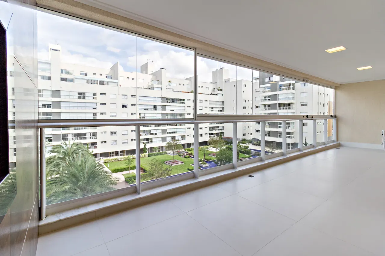 Balcony with a grill in a 4-bedroom apartment, 158 m²