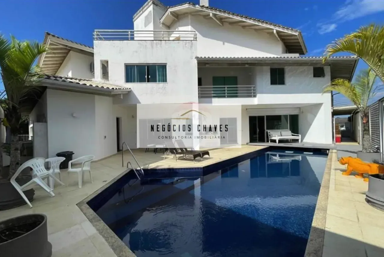 House with 5 bedrooms, 784 m² and separate kitchen