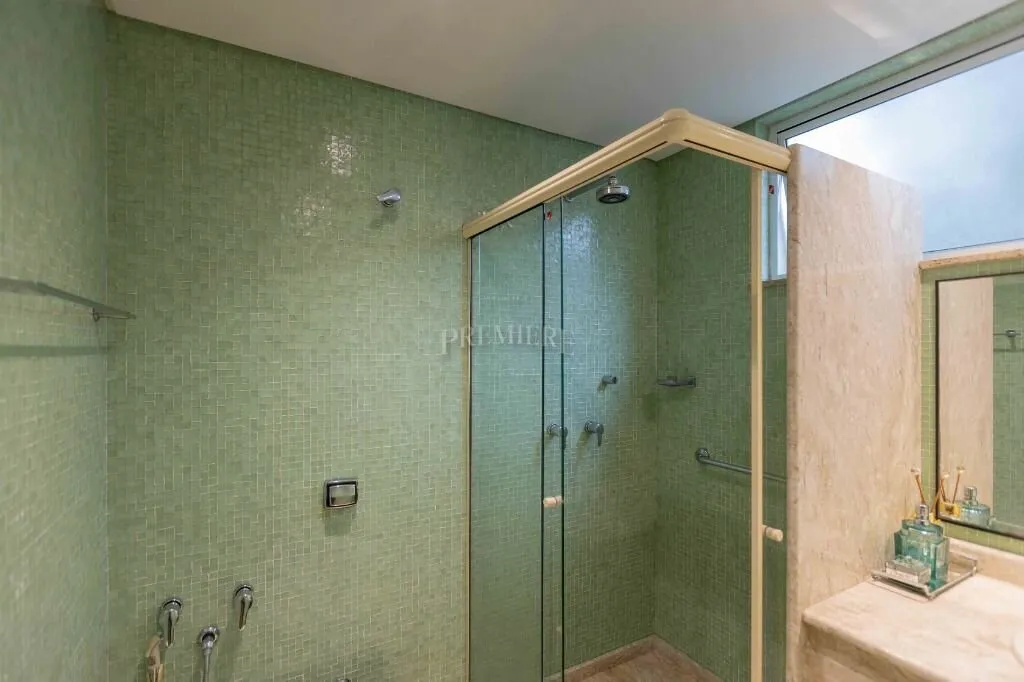 879 m² house with 6 bedrooms and 7 bathrooms gas kitchen — photo 25
