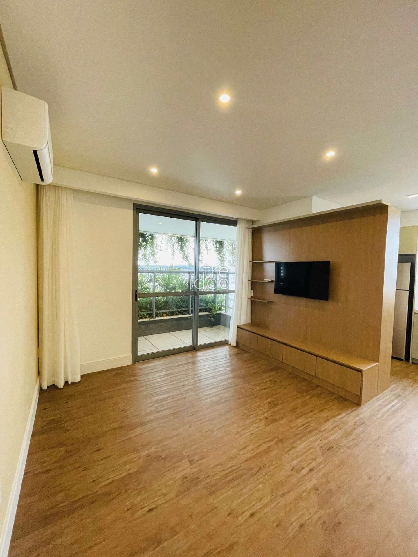 Furnished apartment, 80 m², with floor-to-ceiling windows — photo 23
