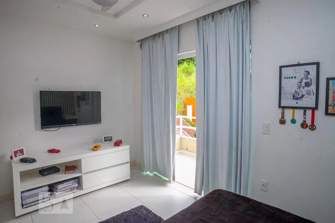 Власний басейн та 4 спальні: будинок 330 м² — photo 35