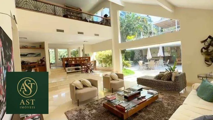686 m² house with floor-to-ceiling windows and a bathtub — photo 32