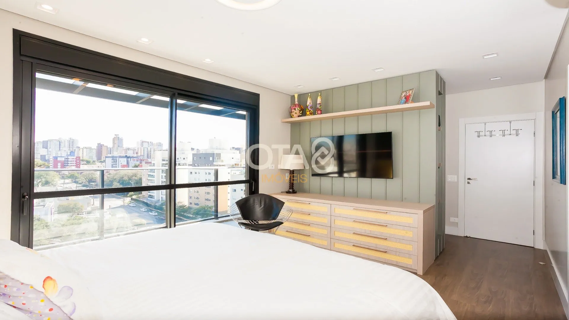 Furnished 220 m² apartment with 3 en-suite bedrooms — photo 23