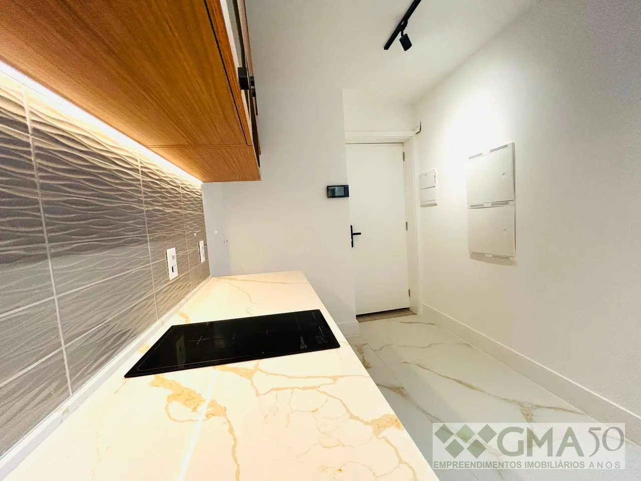 Unfurnished 1-bedroom apartment with open-plan kitchen — photo 3