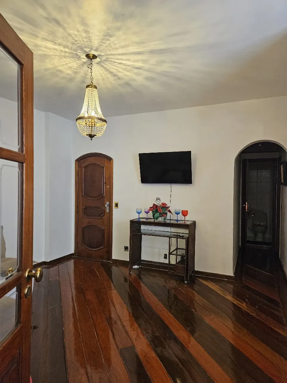 2-bedroom apartment in a building with a gym — photo 8